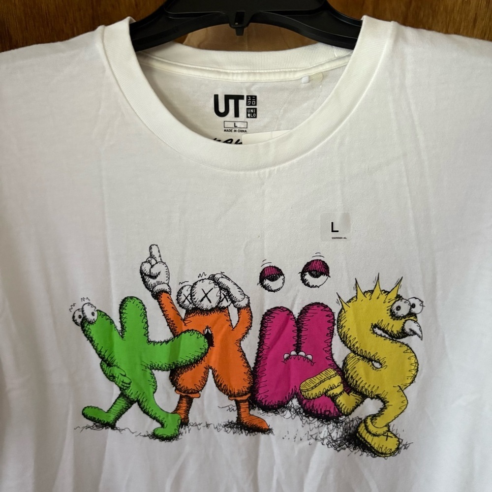 NEW KAWS x UNIQLO 2016 sz L LOGO White Tee Short Sleeve Tshirt - Picture 2 of 14